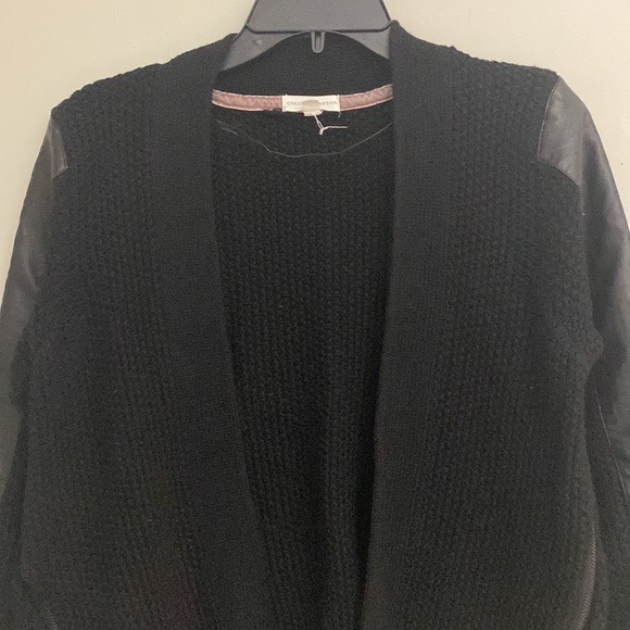 Coco + Jaimeson women’s black asymmetrical 100% acrylic short Cardigan size M/L - Picture 2 of 8